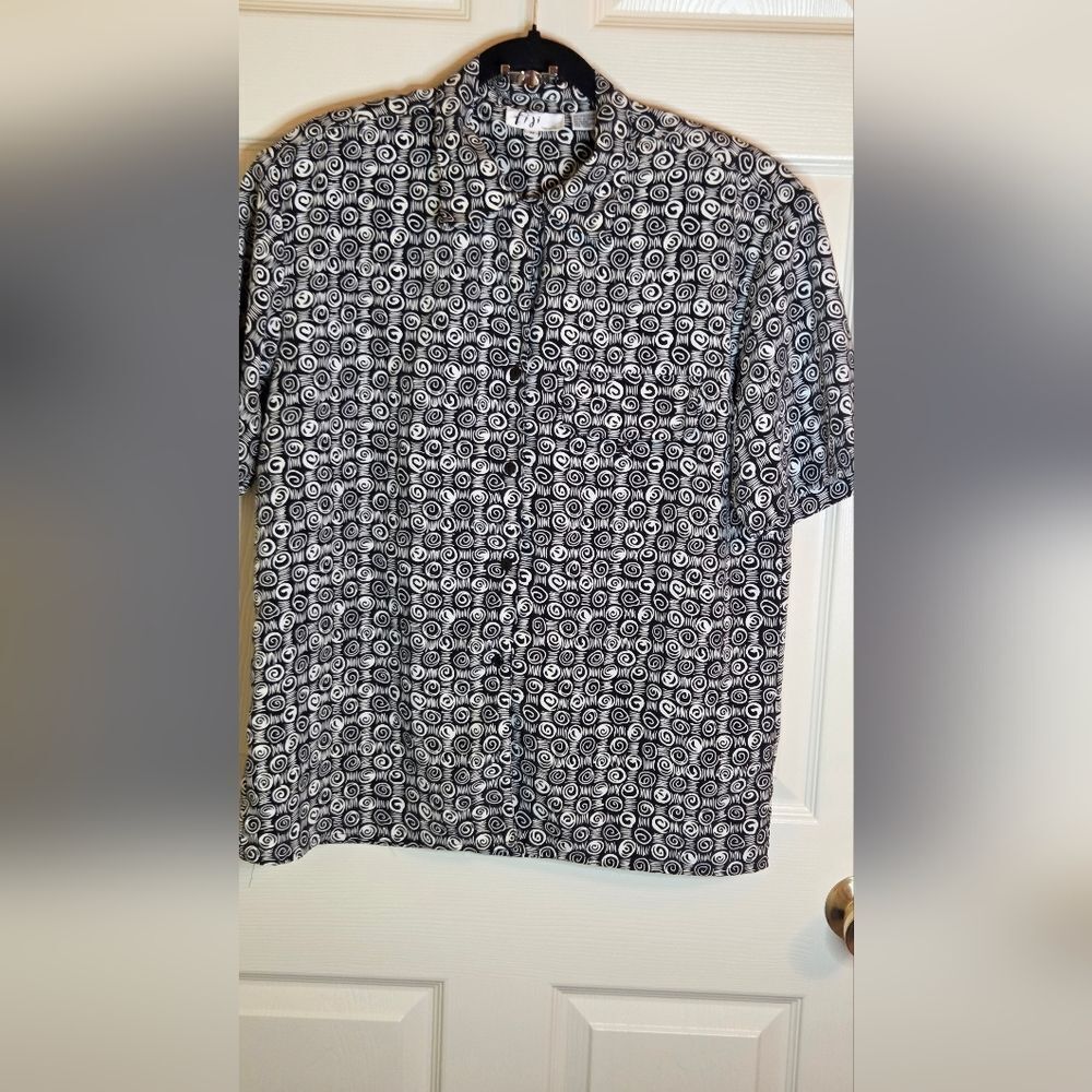 Vtg Fiji Sport M White Black Geometric Print Shrtslv Women Buttons Up Shirt